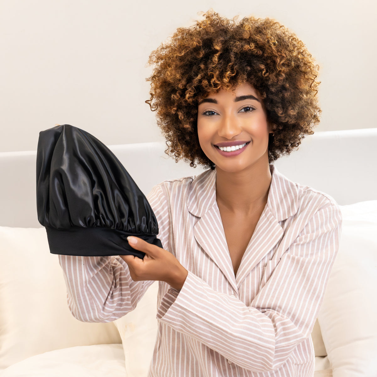 Blissy Black Blissy Halo Bonnet Lifestyle – Mulberry Silk